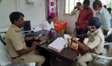 ATM मशीनीत कार्ड टाकताच निघाले दहा हजार : प्रामाणिक तरुणांनी गाठले पोलीस स्टेशन