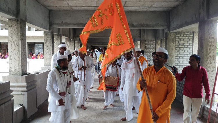 स्वराज्य ध्वजाचे जळगावात टाळ-मृदंगाच्या गजरात भक्तिमय स्वागत