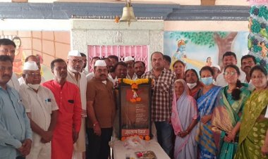 राष्ट्रवादी काँग्रेसचा स्वराज्य ध्वज संत सोपानदेवांच्या समाधी काठी सासवड मुक्कामी