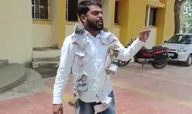 तरुण सरपंचाने पंचायत समिती समोर उधळले दोन लाख रुपयाच्या नोटा