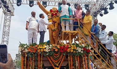 शिवसेनेच्या वतीने भारतरत्न डॉ. बाबासाहेब आंबेडकर यांना जयंतीनिमित्त अभिवादन