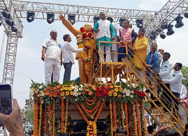 शिवसेनेच्या वतीने भारतरत्न डॉ. बाबासाहेब आंबेडकर यांना जयंतीनिमित्त अभिवादन