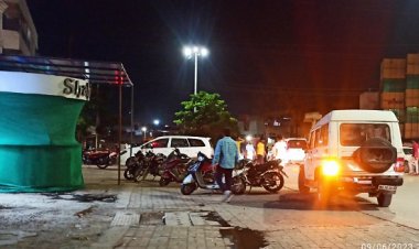 पोलिसांनो जरा सांगा ना!  रात्री ११ वाजता कोणत्या कायद्याचे कोणत्या कलमानुसार दुकाने बंद करतायेत?