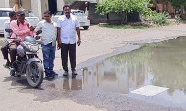 वाळुज महानगर सिडको ऑफिसला  खेटून ड्रेनेजचे पाणी रस्त्यावर तुंबले : प्रशासन मात्र झोपेत