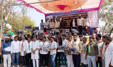 मंत्र्याच्या ड्रायव्हरशी पंगा:  २२ मुस्लिम धर्मीयांची दुकाने जाळण्यात आली – नुकसान भरपाईसाठी उपोषण सुरू
