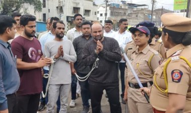 संविधानावर बूट, पोलिसांचा तमाशा सुरू! आरोपींचा सार्वजनिक अपमान