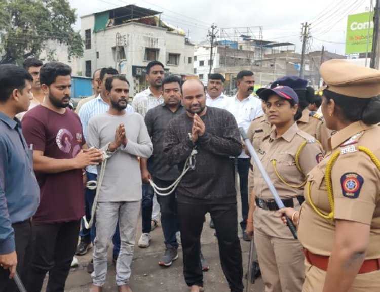 संविधानावर बूट, पोलिसांचा तमाशा सुरू! आरोपींचा सार्वजनिक अपमान