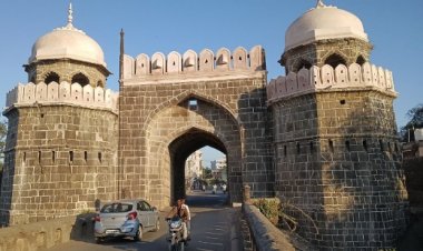 चमकदार मक्का गेट, पण खाली कचऱ्याचं साम्राज्य! : स्मार्ट सिटीचा बुरखा, मनपाची उघडी बेपर्वाई