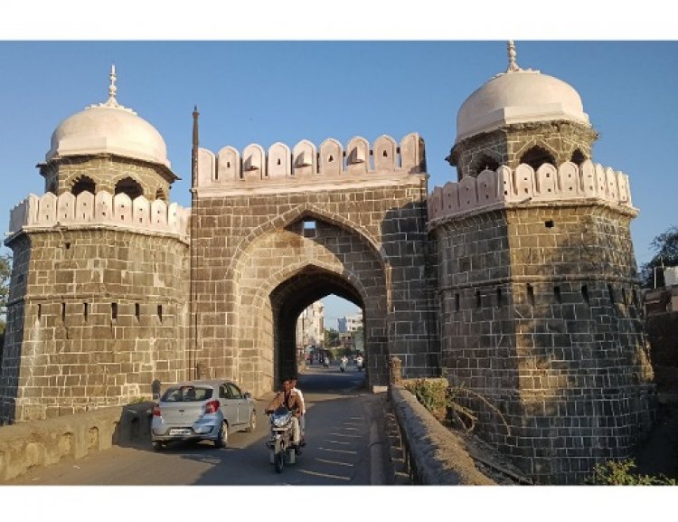 चमकदार मक्का गेट, पण खाली कचऱ्याचं साम्राज्य! : स्मार्ट सिटीचा बुरखा, मनपाची उघडी बेपर्वाई